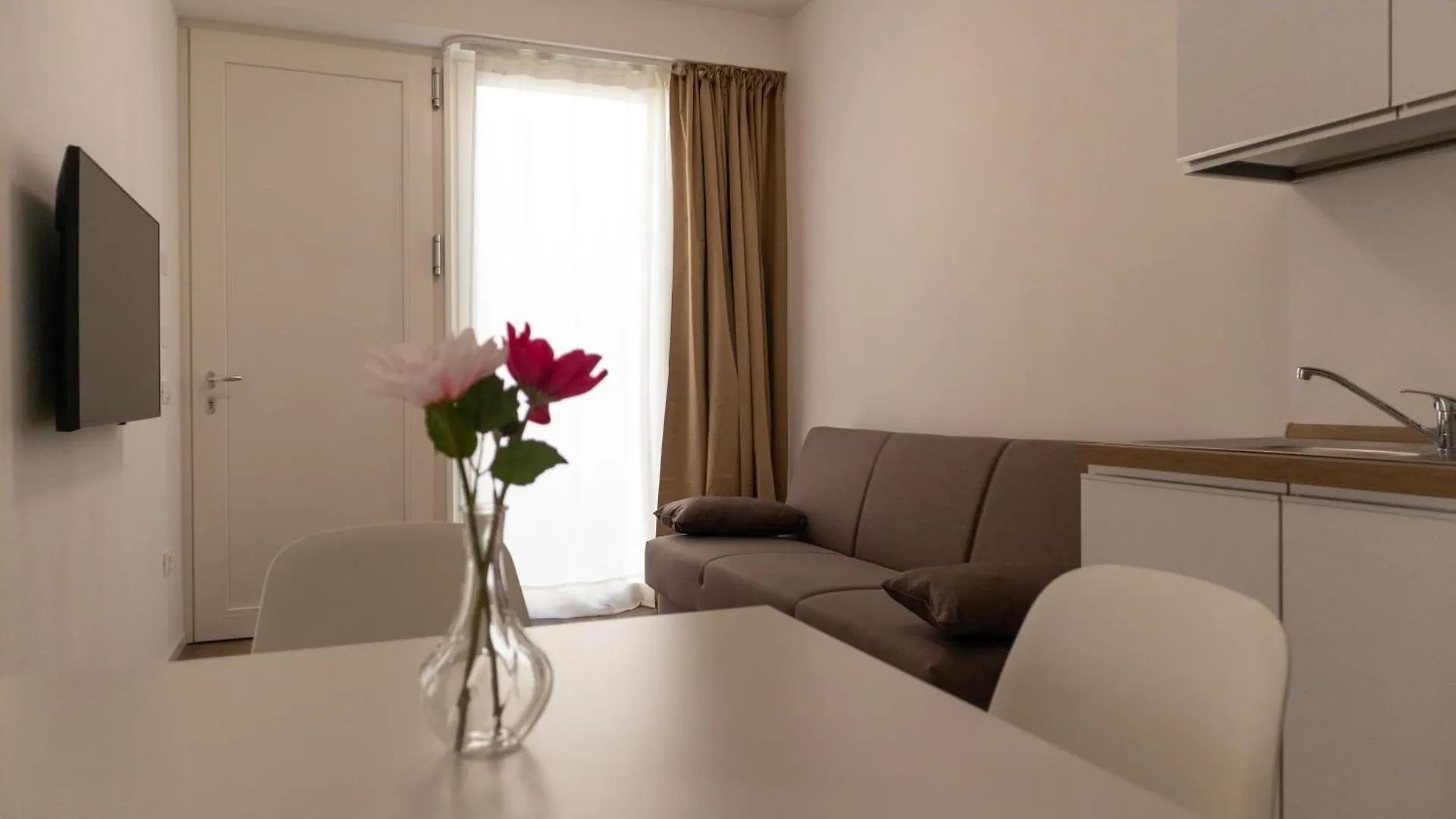 Riviera Venice Apartments Mira